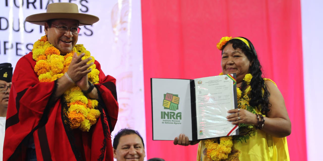 El presidente Luis Arce con una productora en Tarija. (Foto: Presidencia)