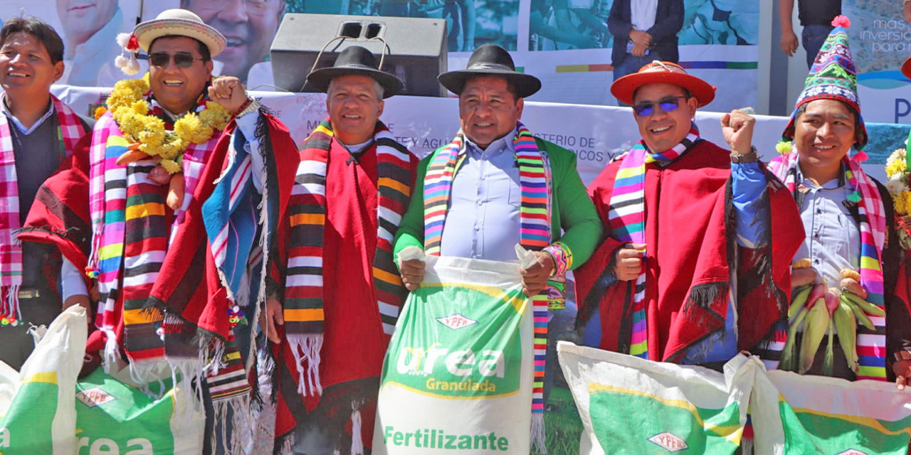 Pobladores de Potosí reciben los insumos para la producción agrícola. (Foto: CS)