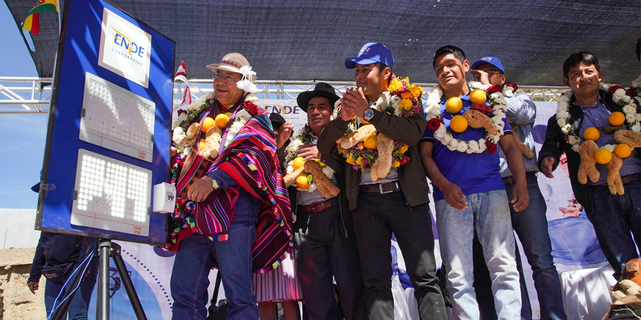 Gobierno entrega electrificación rural para 17 comunidades chuquisaqueñas de Villa Azurduy