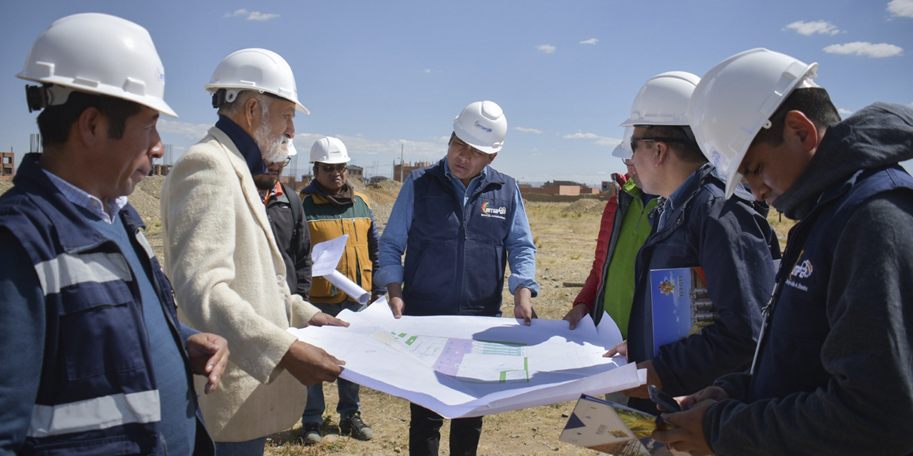 Autoridades durante la inspección de obras de la planta de cereales. (Foto: Emapa)