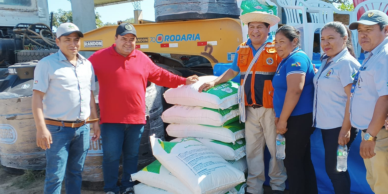 El titular de Defensa Civil entrega la ayuda en Tarija. (Foto: Ministerio de Defensa)