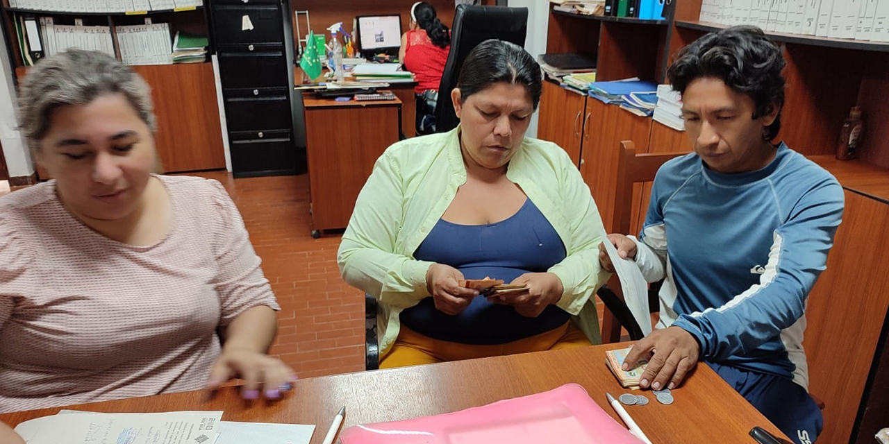 Los trabajadores reciben el pago de sus beneficios. (Foto: Ministerio de Trabajo)