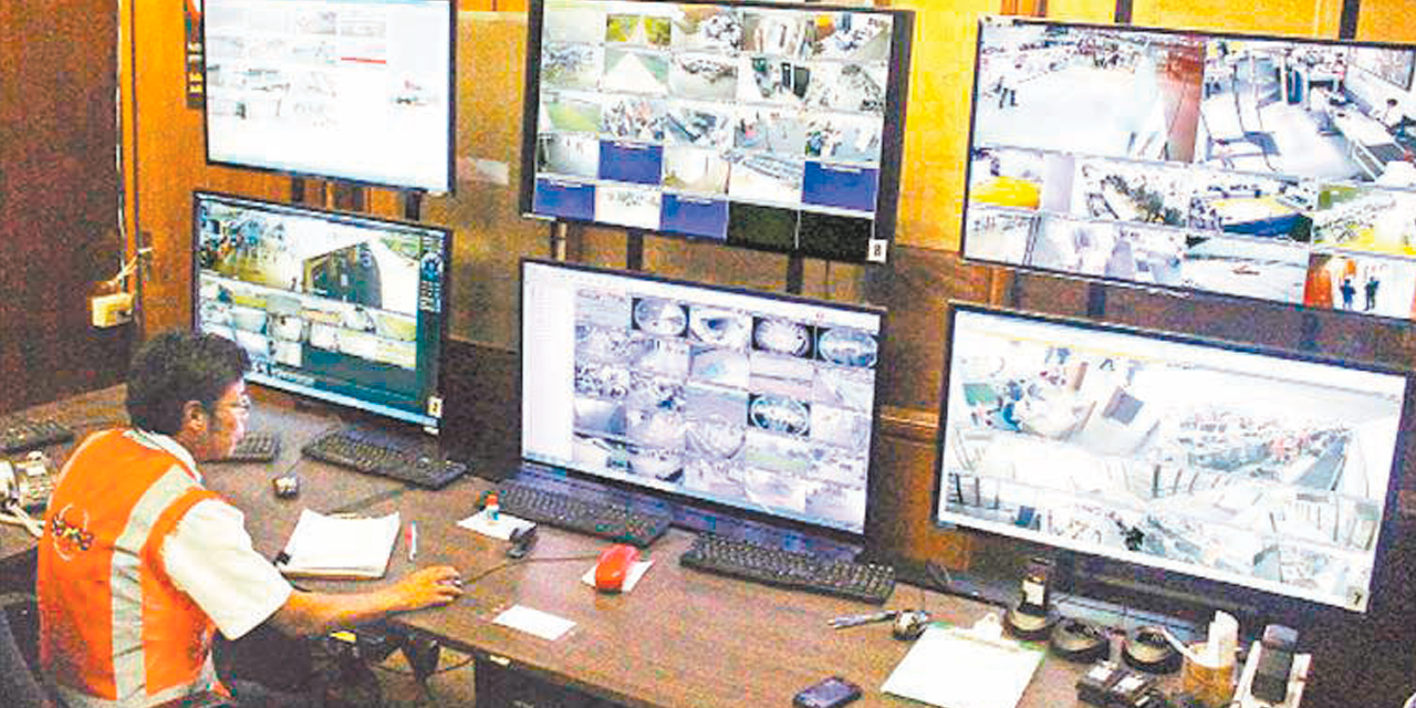 La sala de control donde se observan las imágenes de las cámaras de seguridad del aeropuerto de Viru Viru. (Foto:  Los Tiempos)