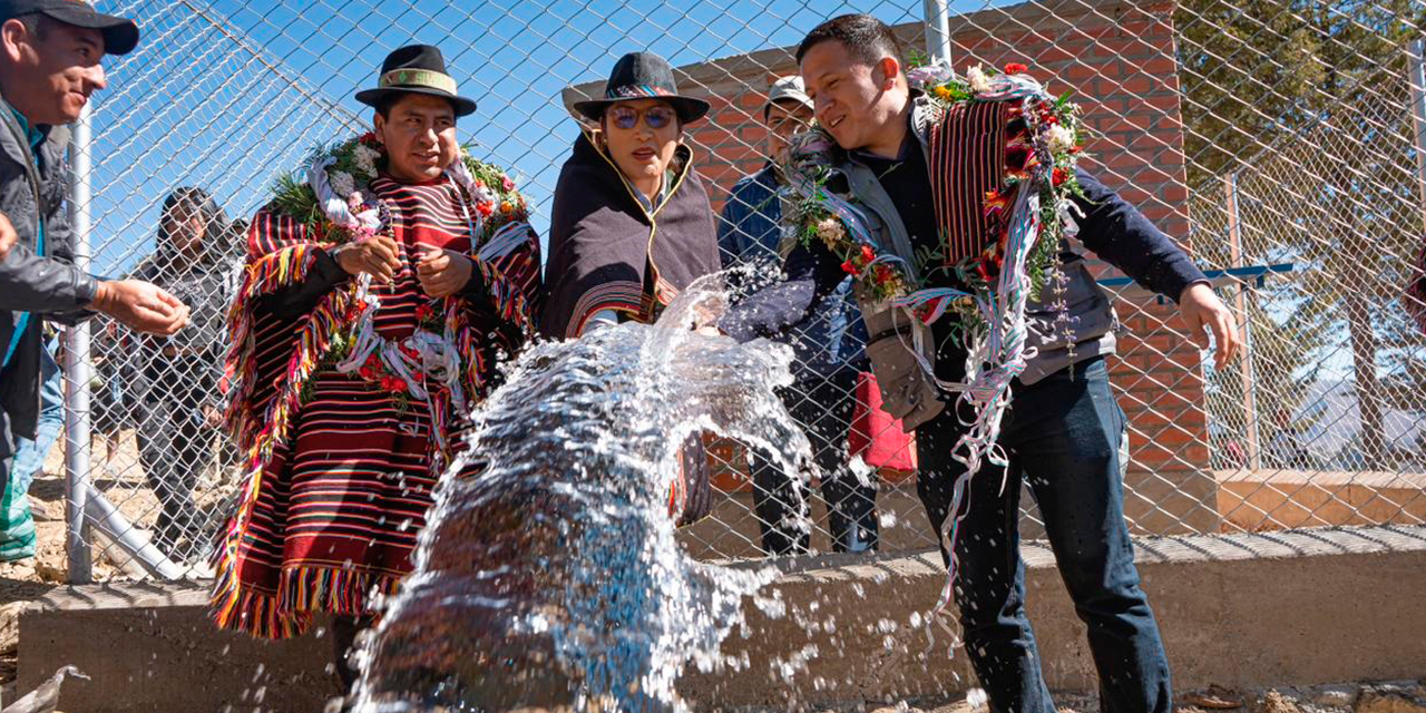 MDRYT entregó cuatro sistemas de agua en los municipios de Icla y Zudañez, Chuquisaca Foto: MDRYT