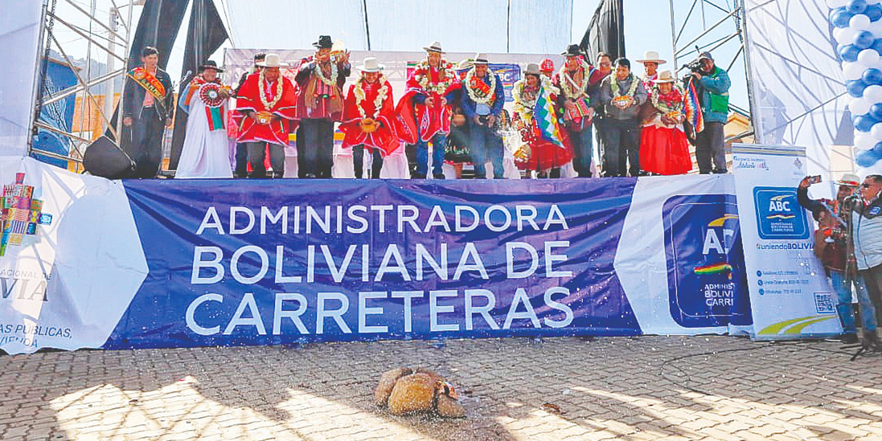 Arce inaugura la construcción de la carretera Escoma-Pacobamba. Foto: Presidencia