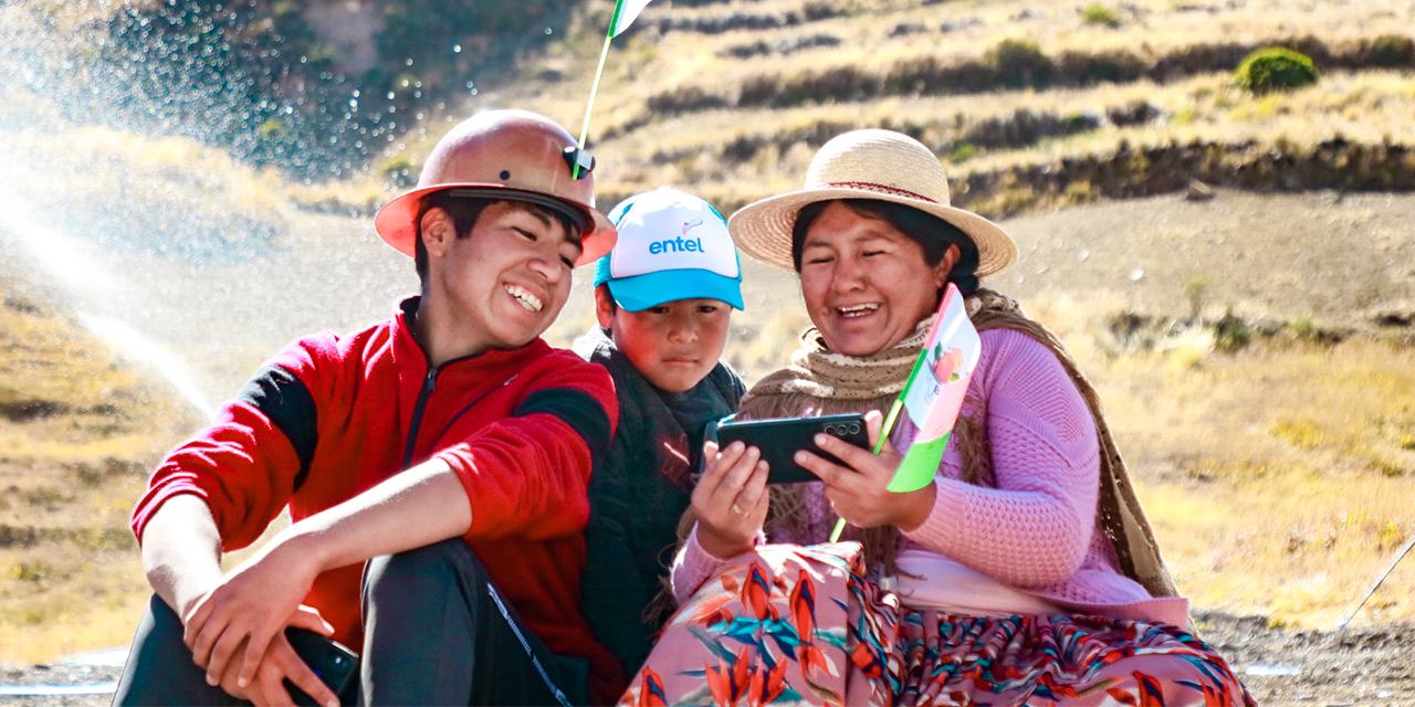 Entel despliega estación radiobase para beneficiar a tres localidades alejadas de La Paz