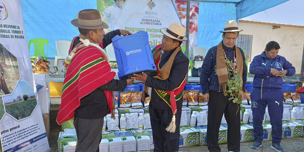 La entrega de semillas e insumos en Patacamaya, La Paz.