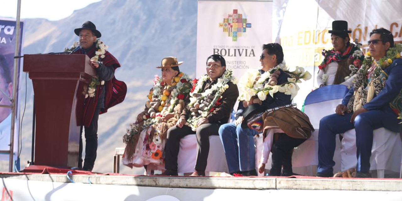 Vicepresidente entrega colegio equipado, cancha de fútbol y sistema de microriego en Ichoca y Malla 