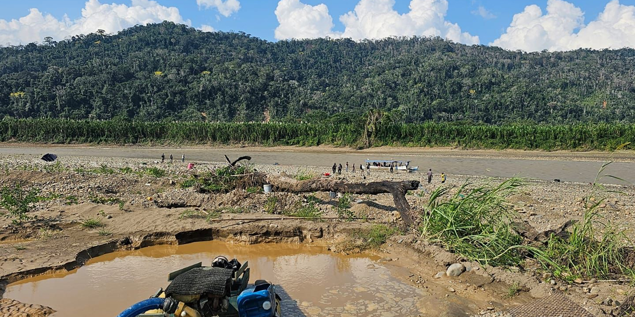 Sorprendieron en flagrancia a seis personas, dos de nacionalidad china y cuatro bolivianos. | Foto: AJAM.