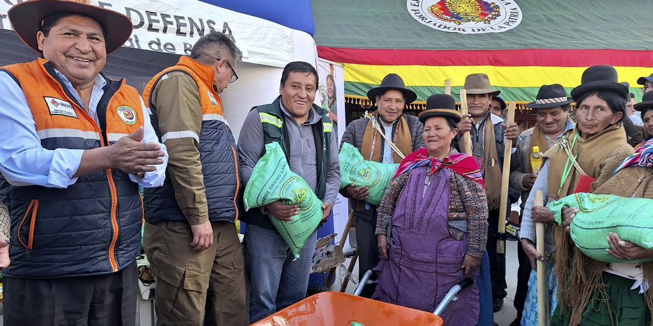 El viceministro Calvimontes (izq.) durante el acto de entrega de ayuda.