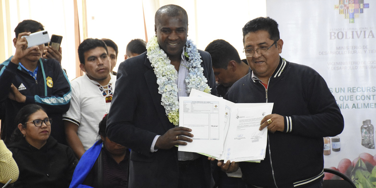 Firma del convenio entre el MDRyT y los alcaldes de los seis municipios yungueños. 