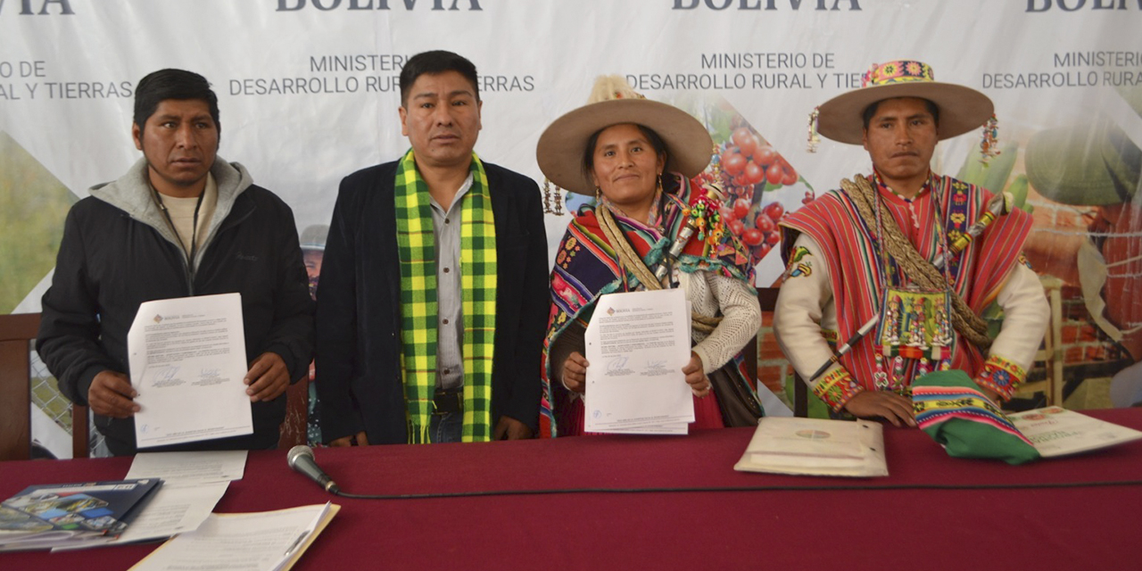 Autoridades locales durante la firma del convenio para los proyectos. 