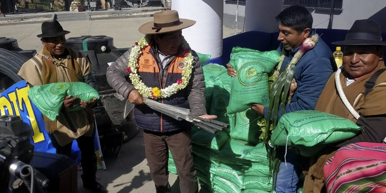 Calvimontes durante la entrega de ayuda humanitaria en Sapahaqui. (Foto: Defensa Civil)