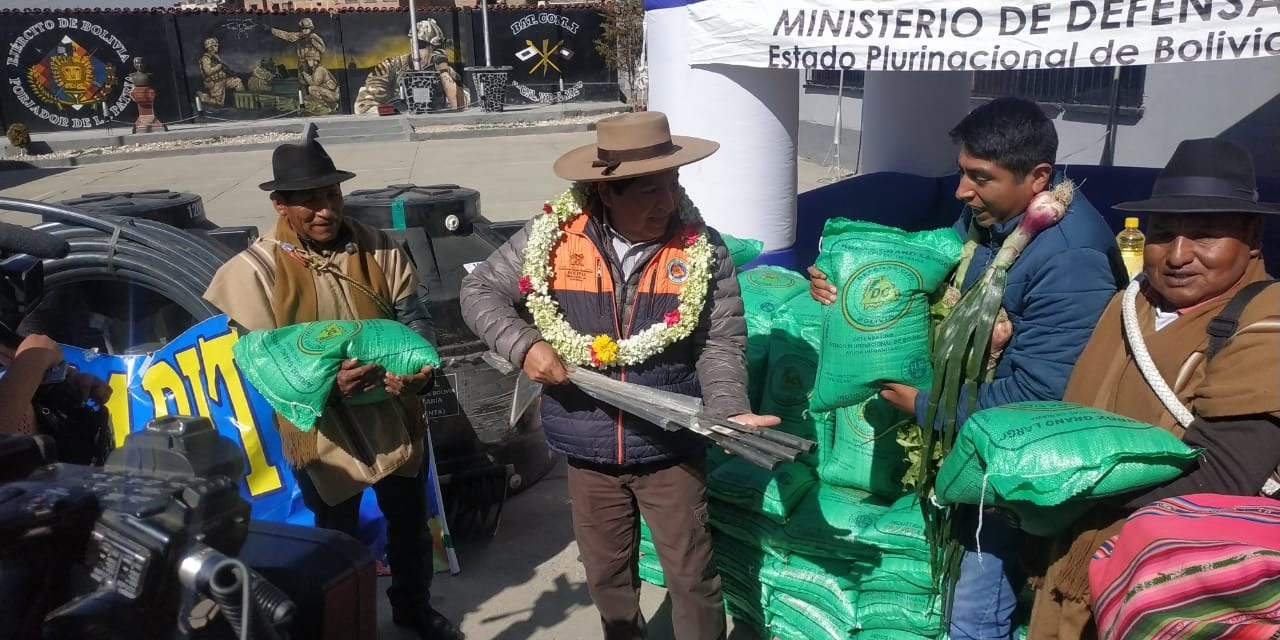 El viceministro de Defensa Civil entregó ayuda humanitaria a familias damnificadas. | Foto Defensa