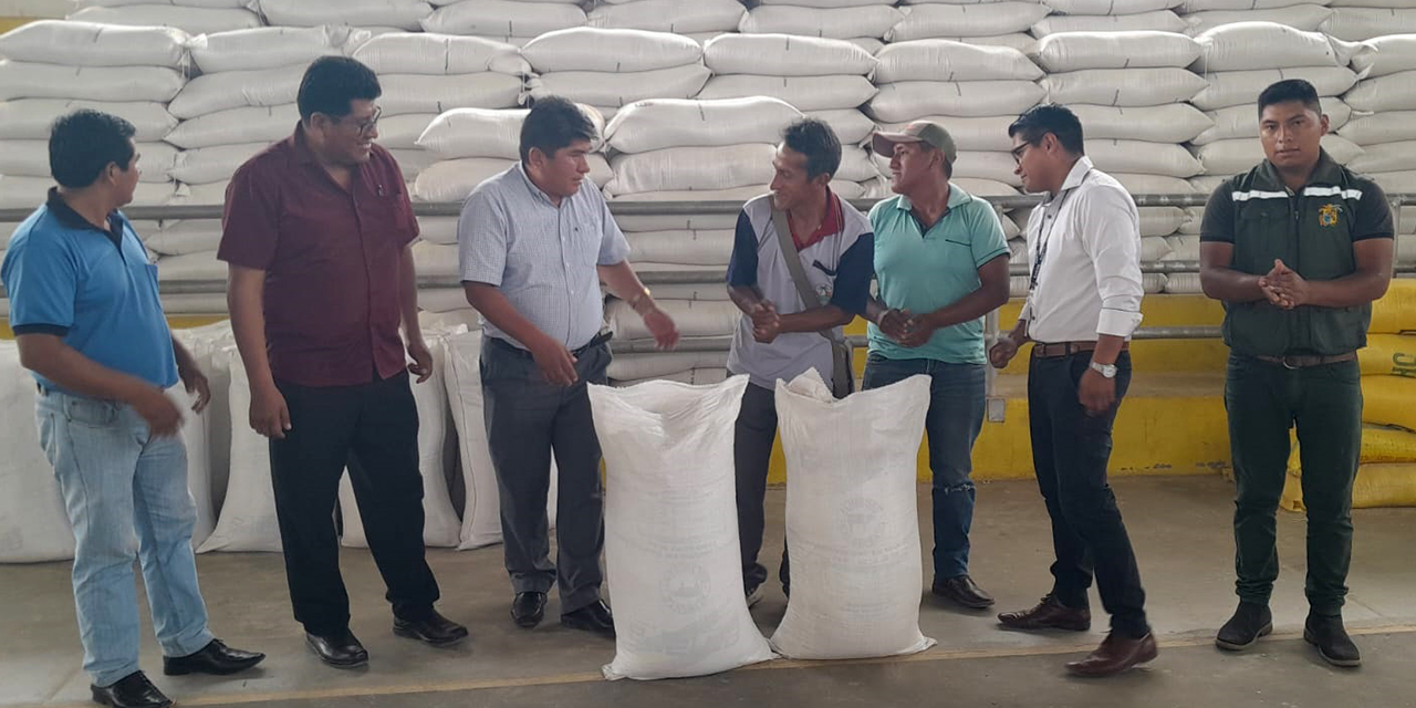 El alcalde de Palos Blancos, Berman Arancibia, en la entrega de alimento.