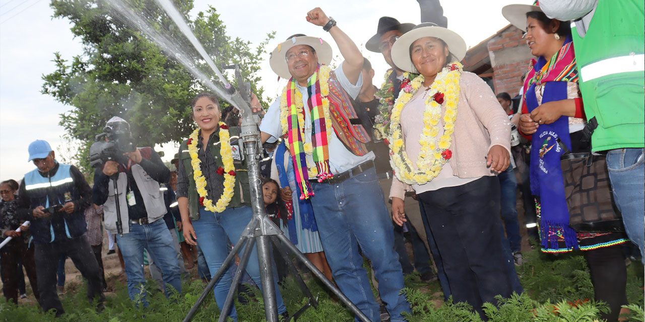 El presidente Luis Arce entregí un sistemas de agua subterrános en Capinota. | Foto: Presidencia 