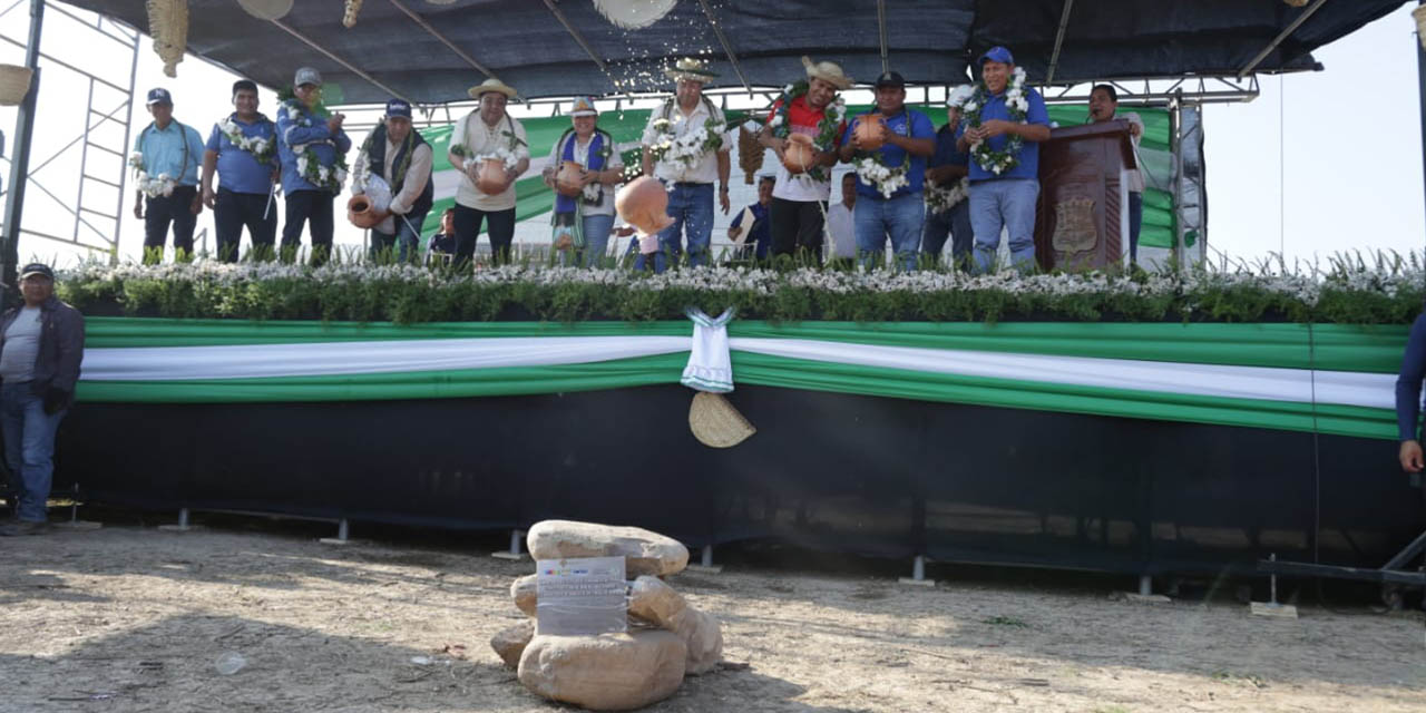 Las autoridades en la inauguración de los trabajos de la futura Planta Industrial de Algodón en Pailón. Foto: Comunicación Presidencial