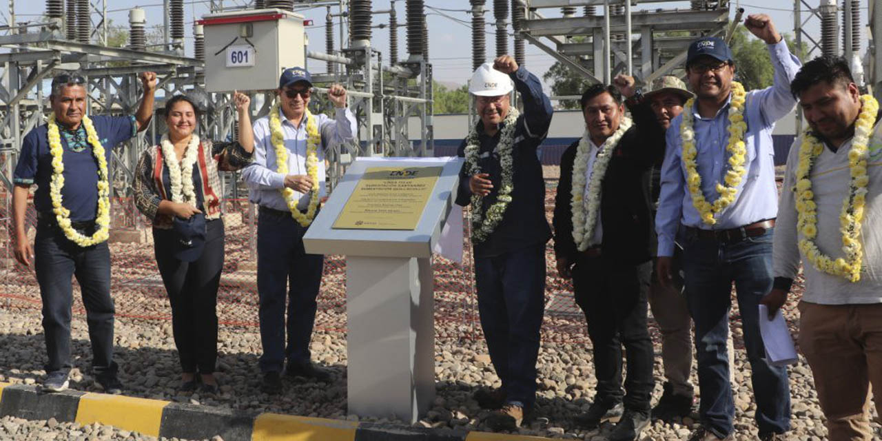 El presidente Luis Arce, junto a otras autoridades, en la inauguración de la Línea de Transmisión Eléctrica en Quillacollo. | Foto: Ende