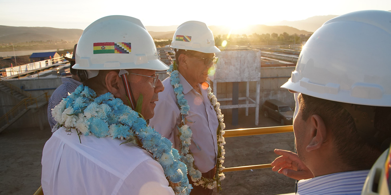 El presidente Luis Arce inspecciona la obra. | Foto: Presidencia.