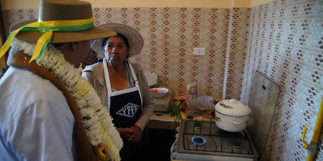 Presidente junto a una de las beneficiarias de gas a domicilio en San Benito. | Foto: Presidencia