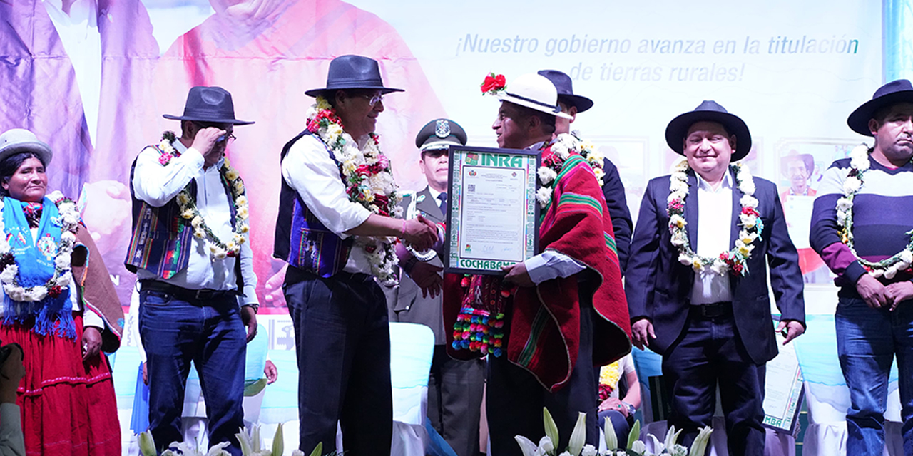 Ponciano Huanca recibió del presidente si título ejecutorial. | Foto: Presidencia