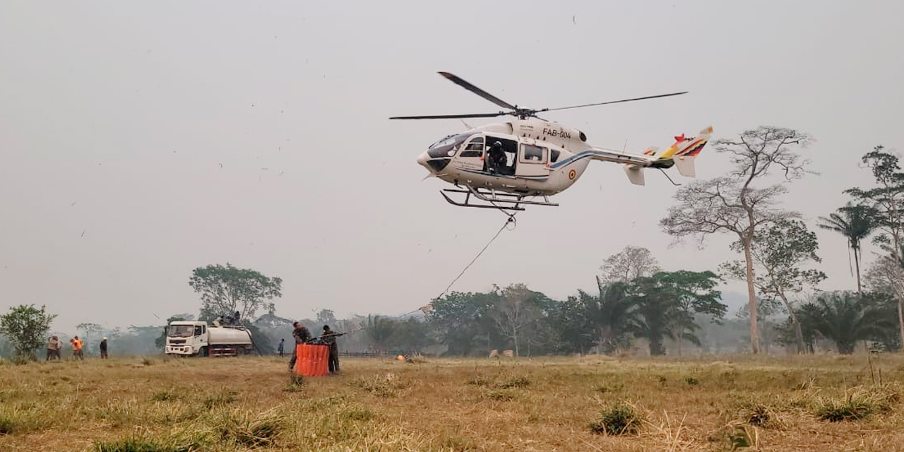 Helicóptero con un Bambi Bucket ayuda en la sofocación de incendios. Foto: Ministerio de Defensa