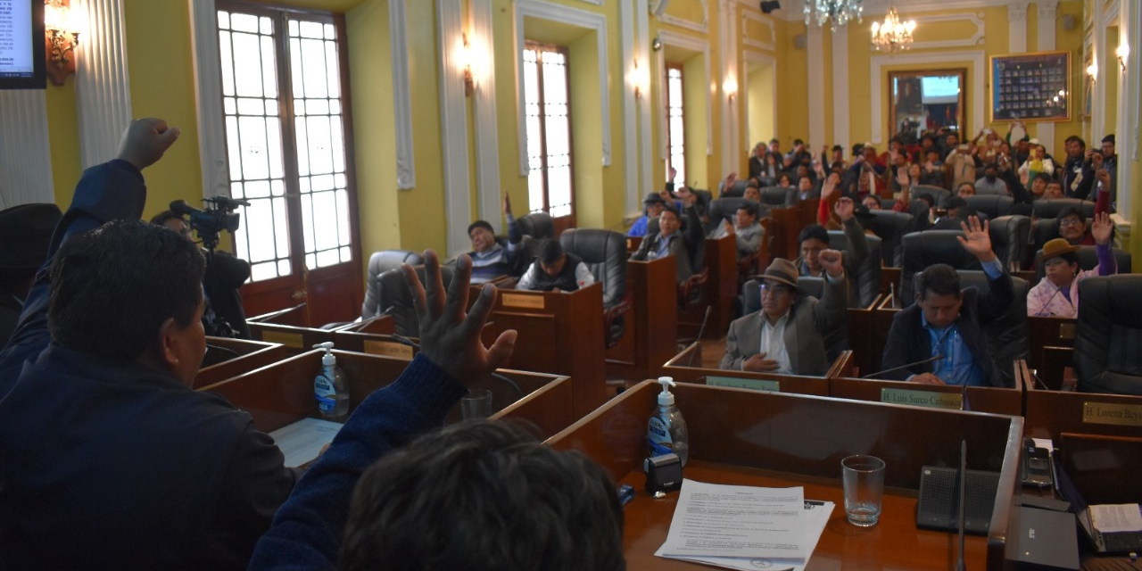 Sesión en la que participaron el presidente ejecutivo de ABC, Marcel Claure; el alcalde de Mapiri, Alfredo Apaza; además de autoridades originarias y representantes de las provincias Inquisivi y Larecaja.Foto: ABC