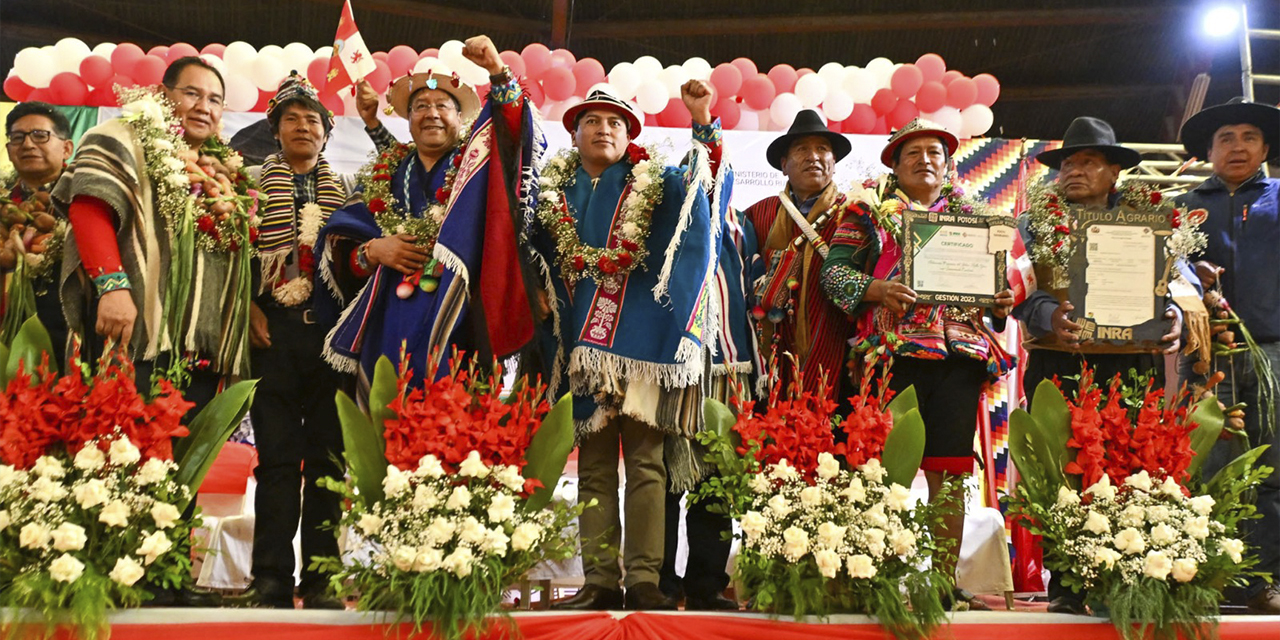 El presidente Luis Arce y los beneficiarios de la entrega de títulos agrarios en Potosí.