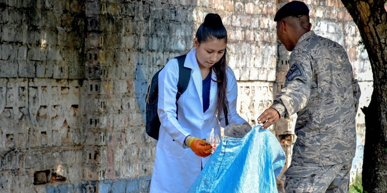 Tareas de limpieza para prevenir el dengue. Foto: Min. Salud