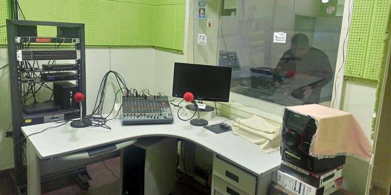 El estudio de una radioemisora de las RPOs.