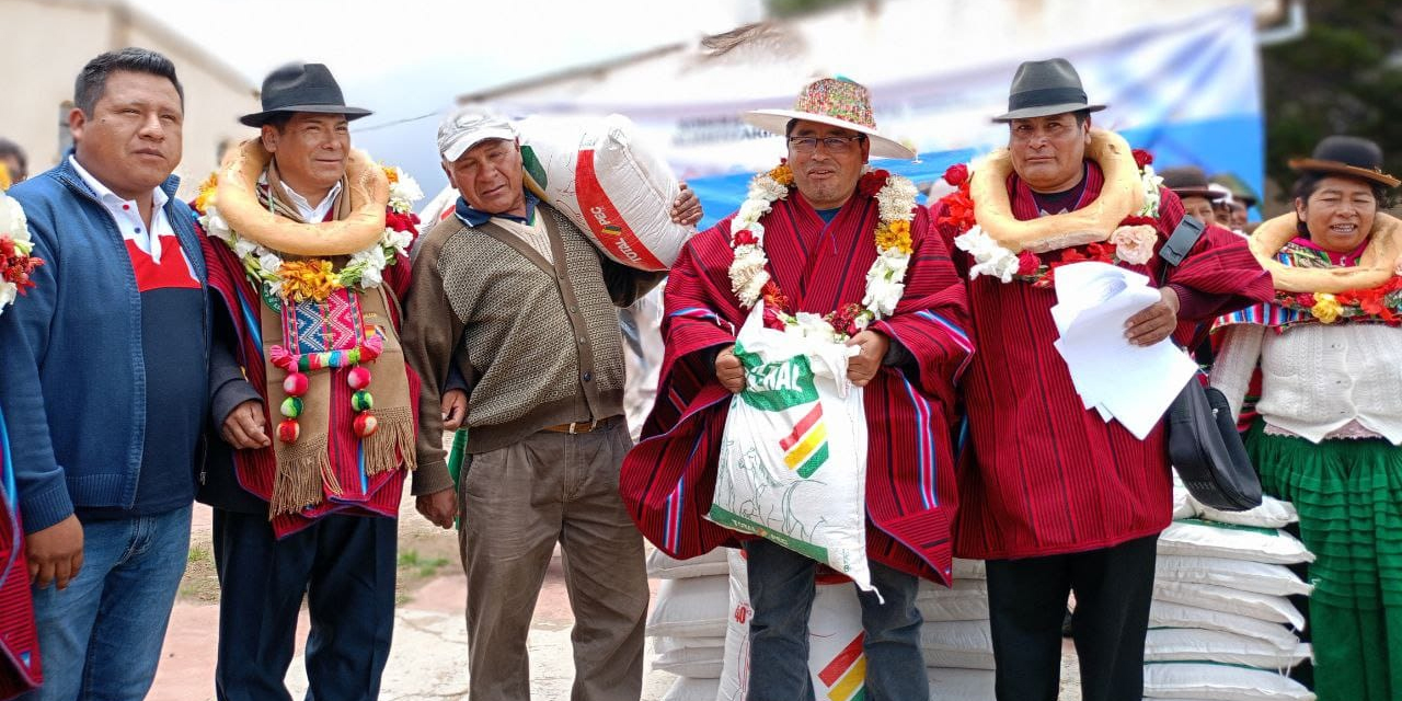 Entrega de alimento balanceado para ganado en Sica Sica. (Foto: MDRyT)