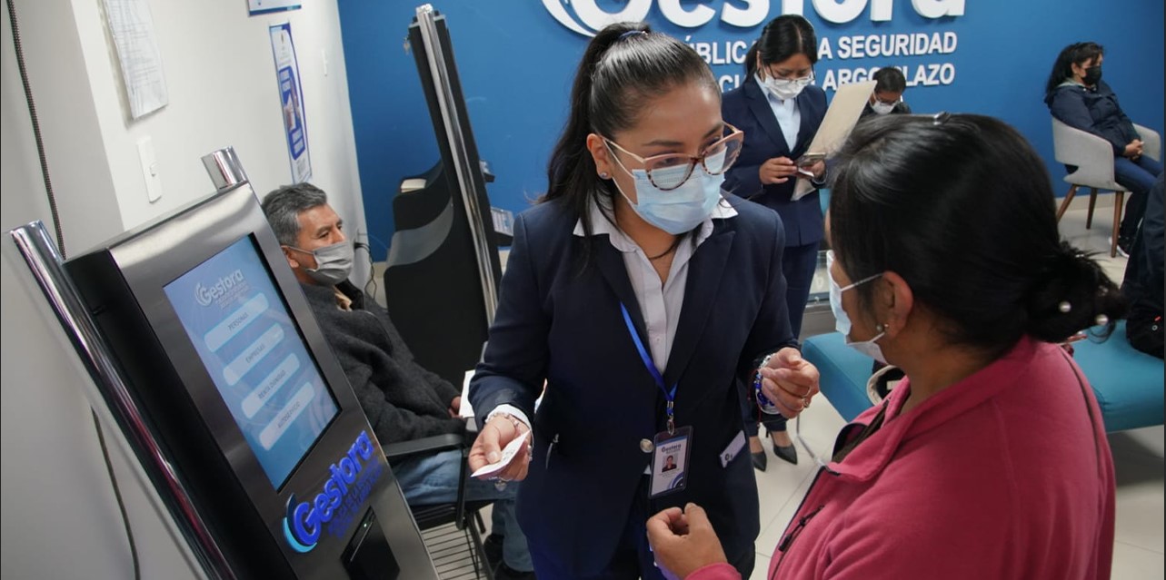 Atención al cliente en la Gestora Pública. Foto Gestora