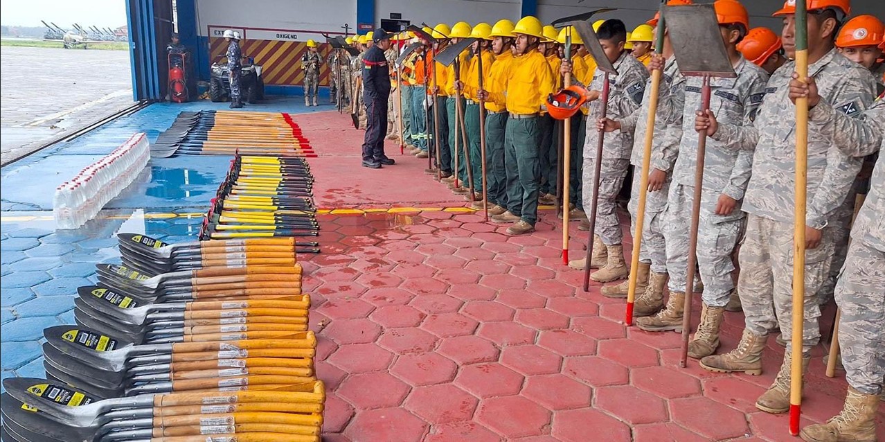 Personal de las Fuerzas Armadas para enfrentar los incendios. Foto Defensa Civil