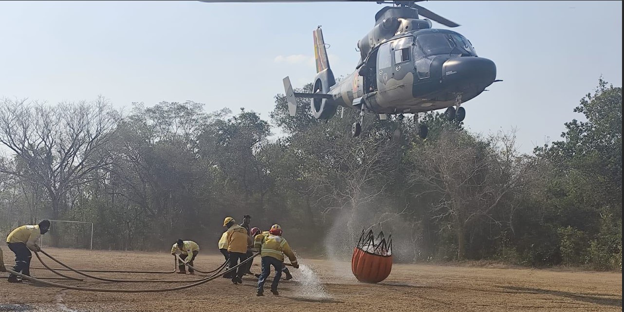 Cerca de 500 bomberos forestales de las Fuerzas Armadas, con apoyo aéreo, combaten los incendios en Santa Cruz. Foto Defensa Civil.