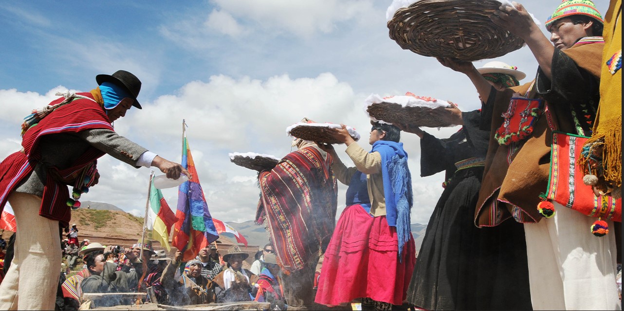  Ritual a la Pachamama en una apacheta, lugar sagrado en las alturas donde se realizan las ofrendas más solemnes. Foto Ahora el Pueblo