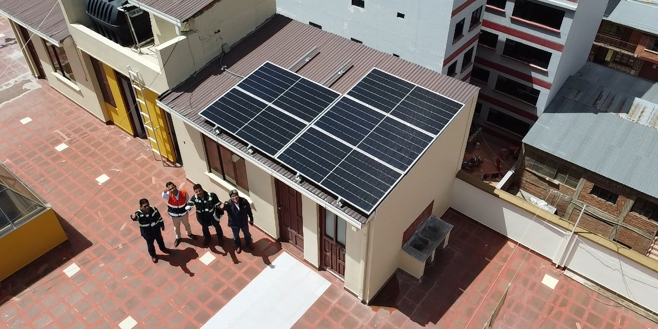 Uno de los edificios con sistema de paneles solares. Foto: ENDE.