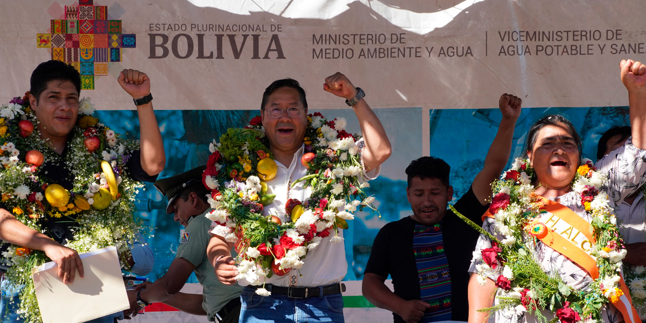 Acto de entrega del sistema de alcantarillado sanitario en Mairana.