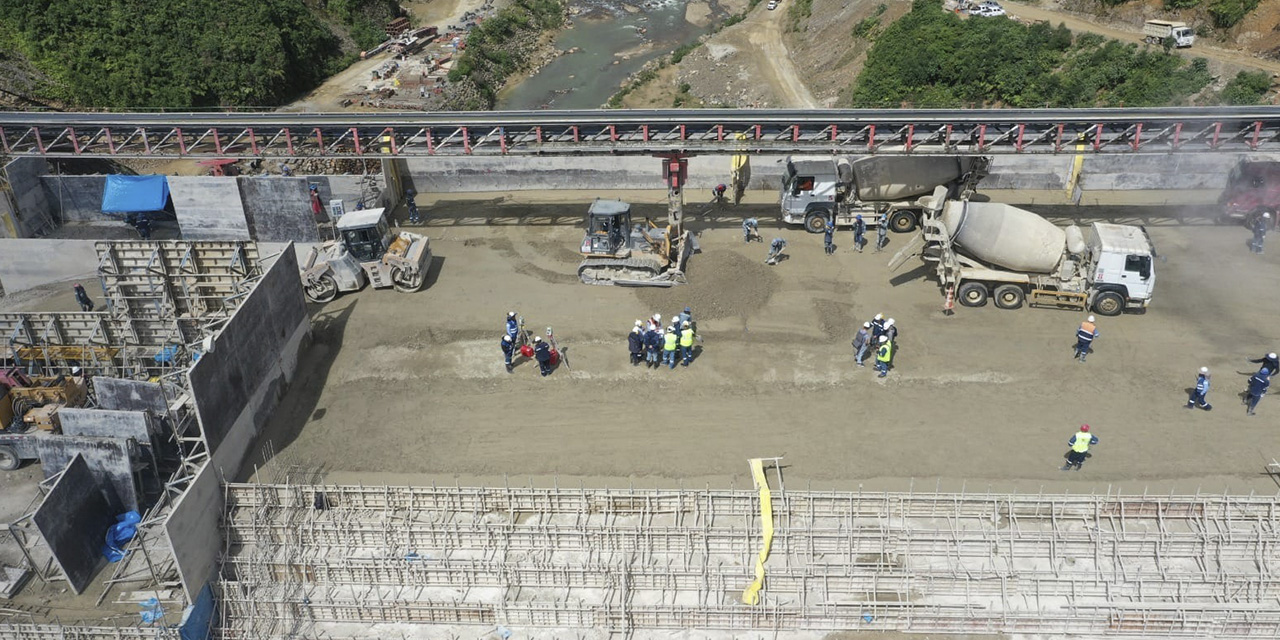 Los trabajos que desarrolla la empresa ENDE Valle Hermoso.