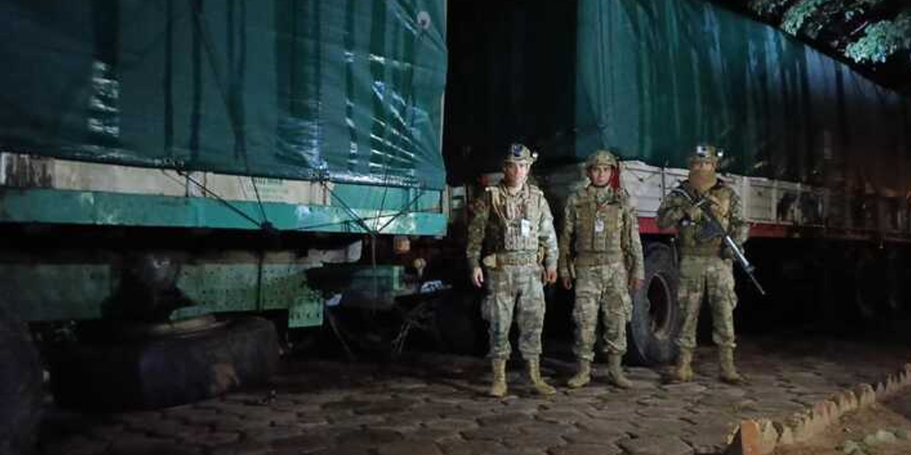 Militares interceptaron un camión con productos de contrabando. Foto: VLCC