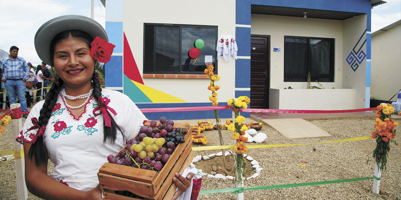 El presidente Arce durante la ch’alla y entrega de las viviendas sociales en Uriondo. | Foto: Presidencia