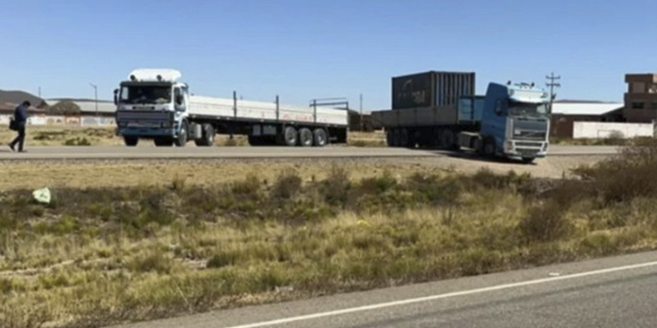 Bloqueo en la vía La Paz-Oruro.