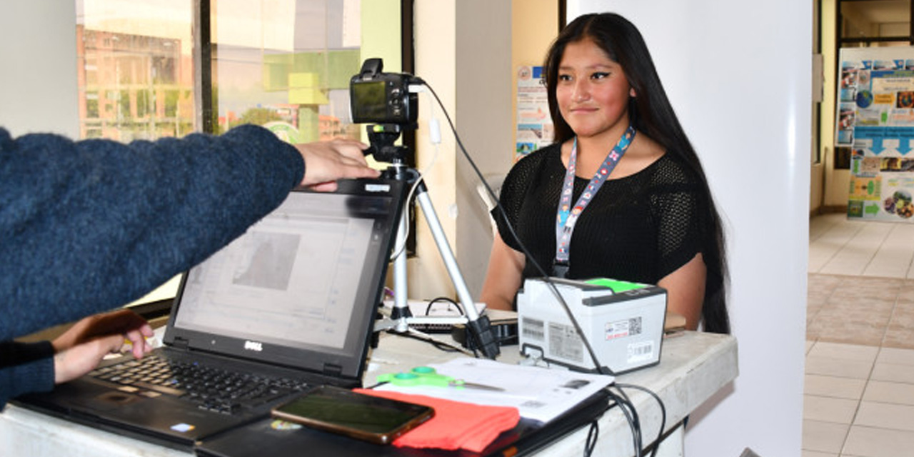 Una joven se registra en el Padrón Electoral Biométrico. Foto: Fuente Directa