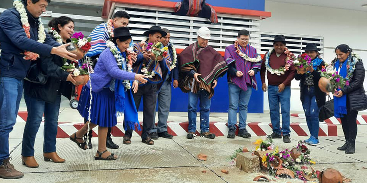 Villa Serrano recibe estación de servicio de Bs 6,2 millones, enlosetado, puente vehicular y 30 viviendas 