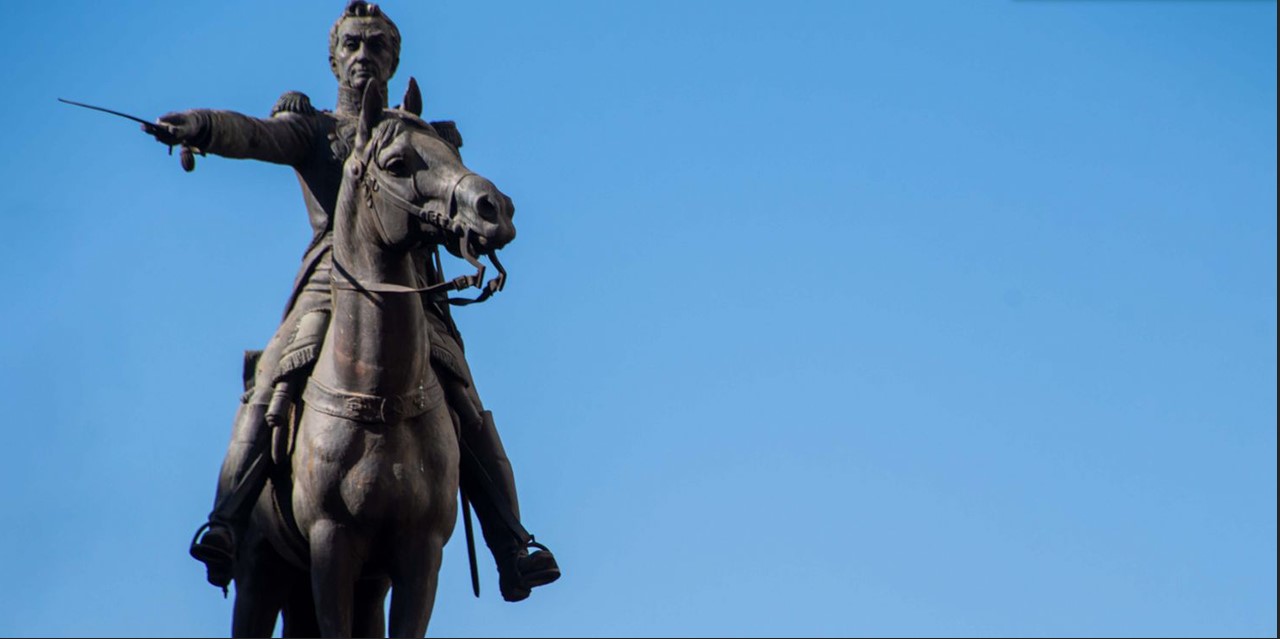 Simón Bolívar, en su famoso caballo Palomo, en un monumento que le rinde homenaje en el centro de la ciudad de La Paz. Foto Archivo