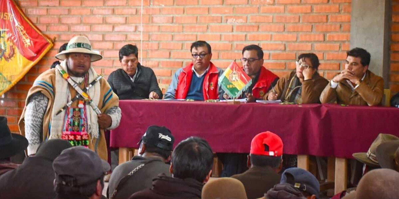 Faceta de la reunión entre las autoridades y dirigentes de las organizaciones sociales que exigen asfalto de la carretera Caracollo – Cañohuma. Foto: Gobernación de Oruro