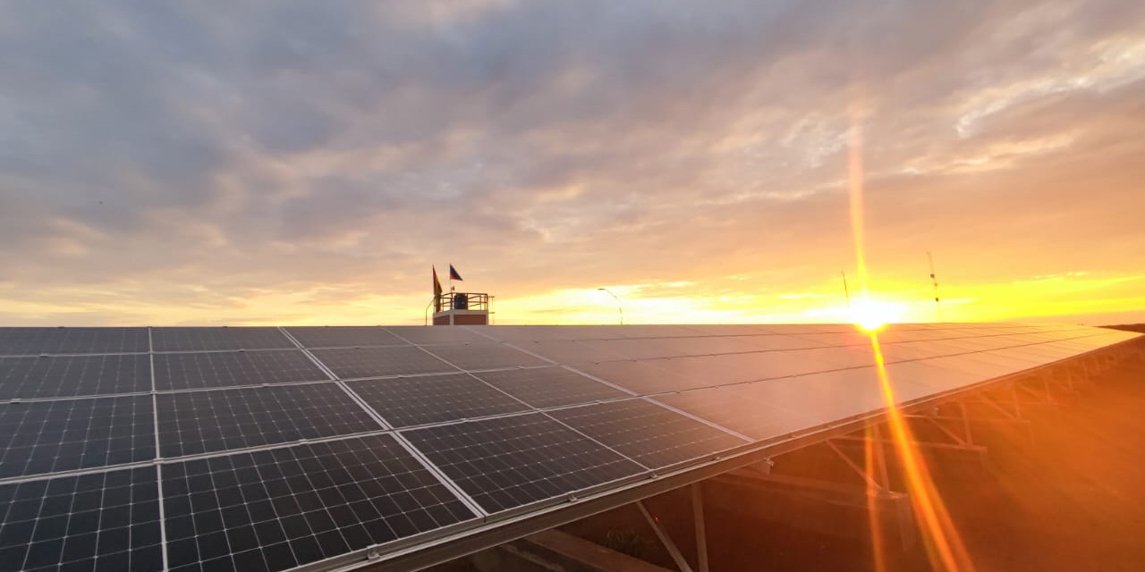 El primer sistema híbrido de generación y distribución de energía está en el Beni. Foto: MHyE