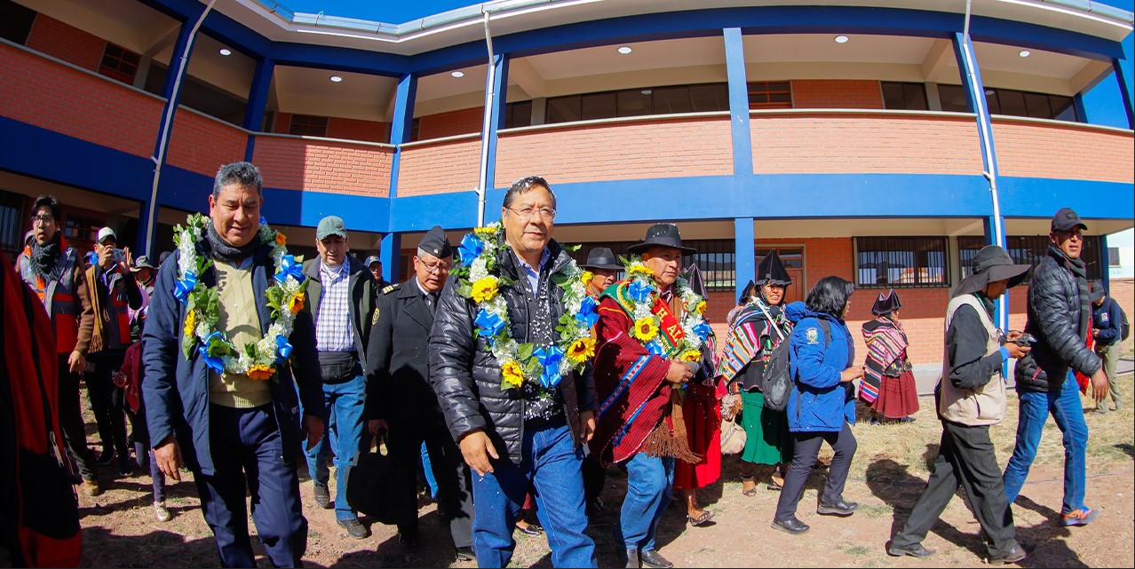 El presidente Luis Arce entregó en Jesús de Machaca obras para la unidad educativa Óscar Únzaga de la Vega, sistemas de riego y telecomunicaciones. Foto Presidencia