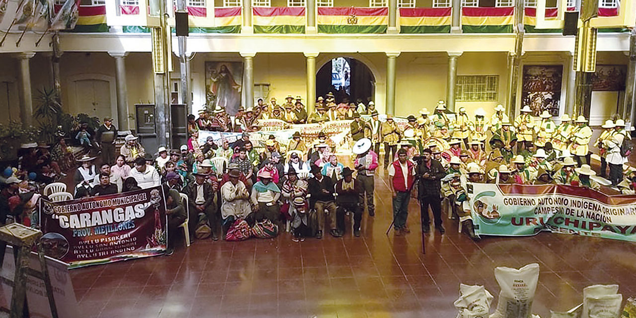 Acto de entrega de alimentos.