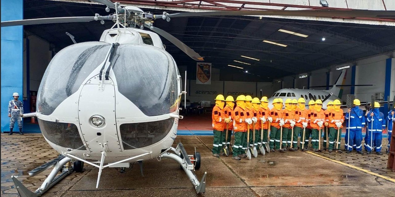 Más de 1.000 bomberos forestales y de las Fuerzas Armadas trabajan en las zonas afectadas y helicópteros. Foto Defensa Civil