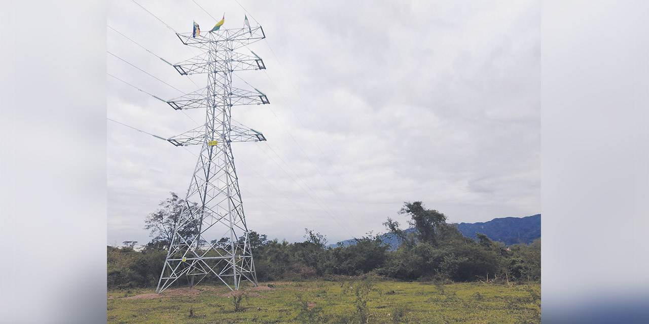 Una antena de transmisión de electricidad.